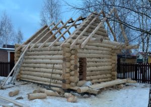 Процесс возведения дома из бревна на участке клиента